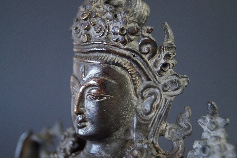 Nepalesische Buddhafigur aus Bronze Motiv Nahaufnahme 2
