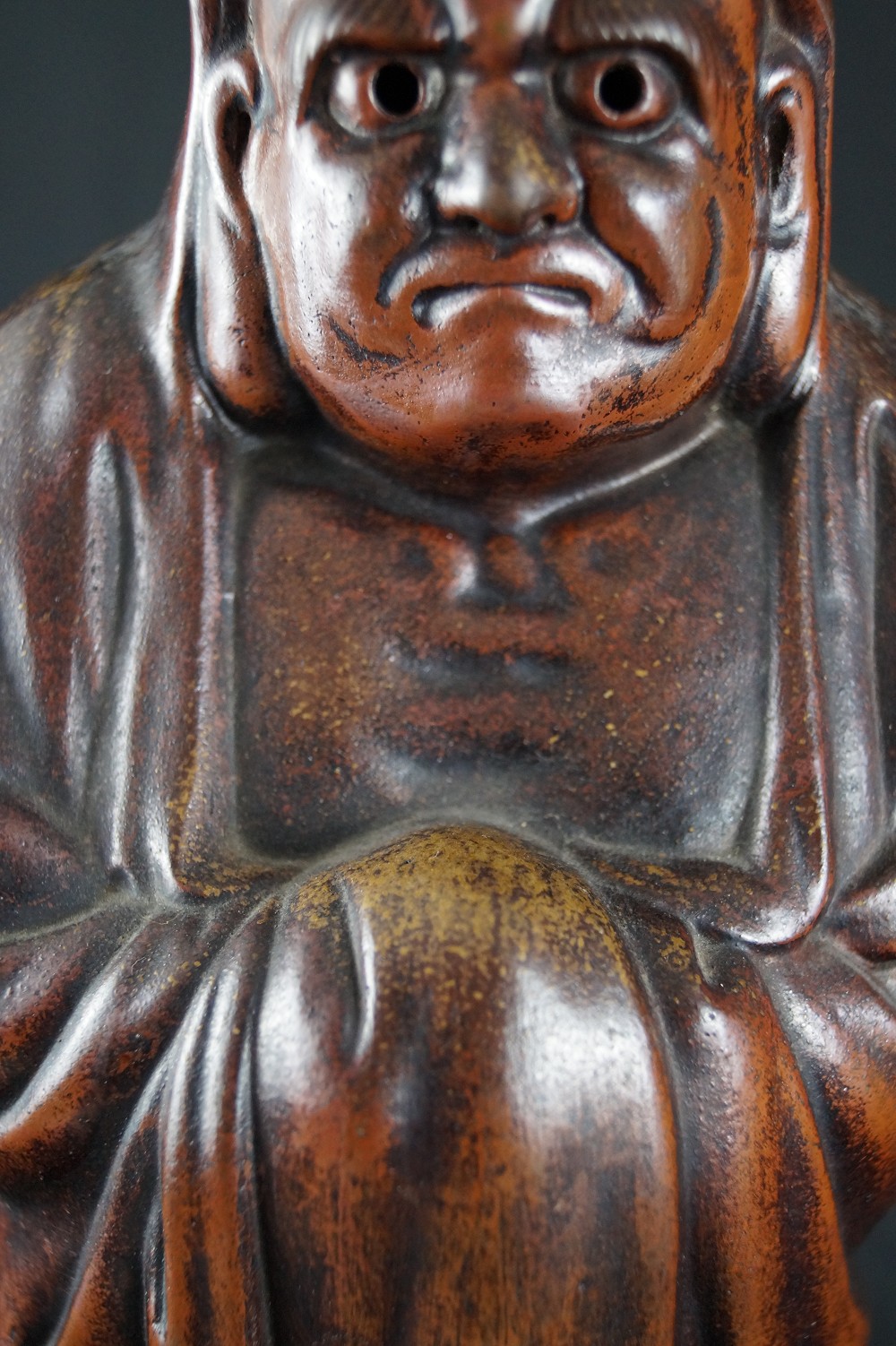 Bodhidharma Daruma weit geoeffnete Augen Bizen Keramik Gesicht Nahaufnahme 3