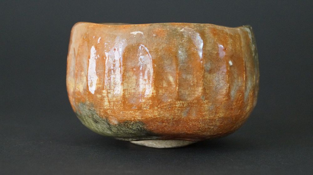 Weitere Ansicht der Chawan Teeschale aus Raku-Keramik mit fliessender orange-gruener Glasur