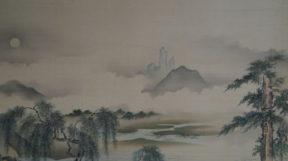 Nahaufnahme der fernen Berge und Kiefern mit Mond im Kakemono Begegnung am Fluss
