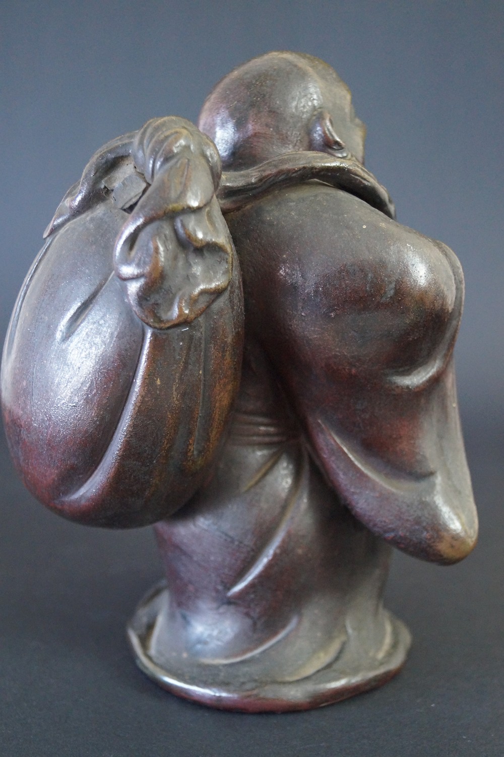 Hotei Figur aus Bizen Keramik Seitenansicht 2