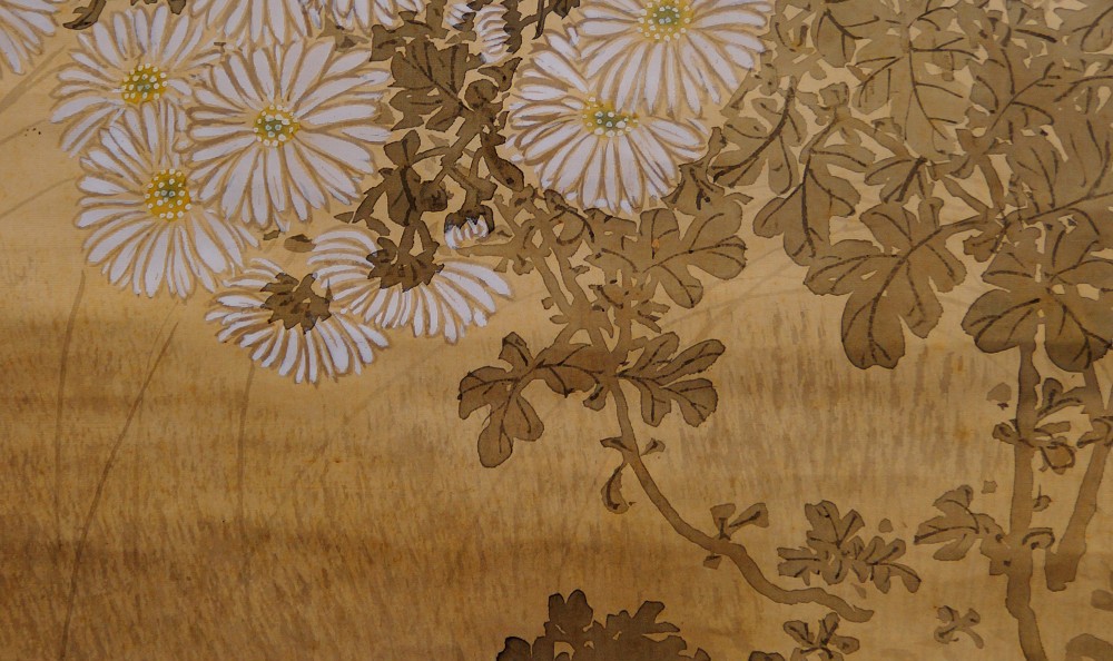 Kakemono von Fukui Kōtei: Sperlinge über blühenden Chrysanthemen, in Farbe auf Seide.