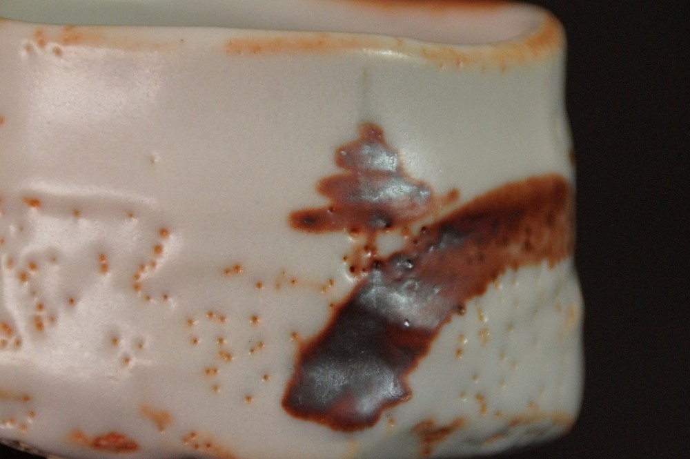 Chawan aus Shino-Keramik von Noritoshi Takagi Glasur Nahaufnahme
