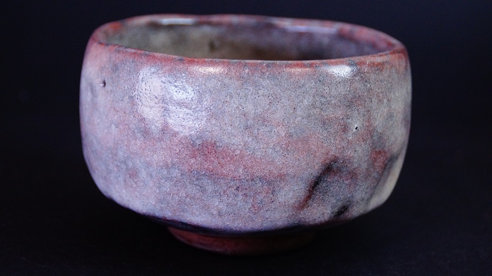 Weitere Seitenansicht des Chawan aus Ohi-Keramik mit graupurpurner Glasur von Kaihatsu Bunmei