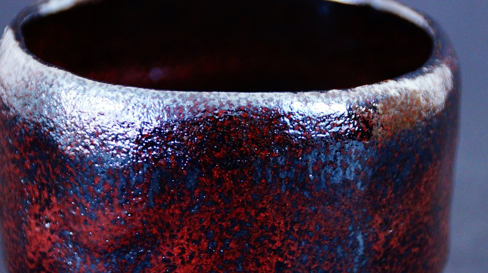 Weitere Nahaufnahme des Lippenrandes der Chawan aus Raku-Keramik von Shoraku Sasaki mit dem Uebergang der Glasur ins Schwarze