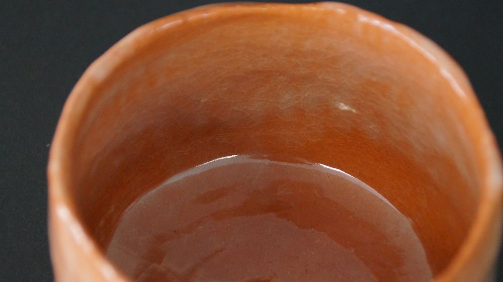 Nahaufnahme der craquelierten Innenglasur der Chawan Teeschale aus Raku-Keramik