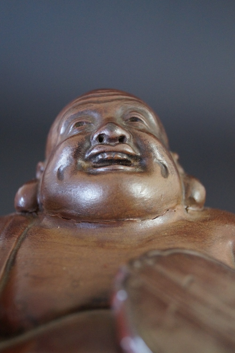 Hotei Figur aus Bizen Keramik Gesicht Nahaufnahme 3