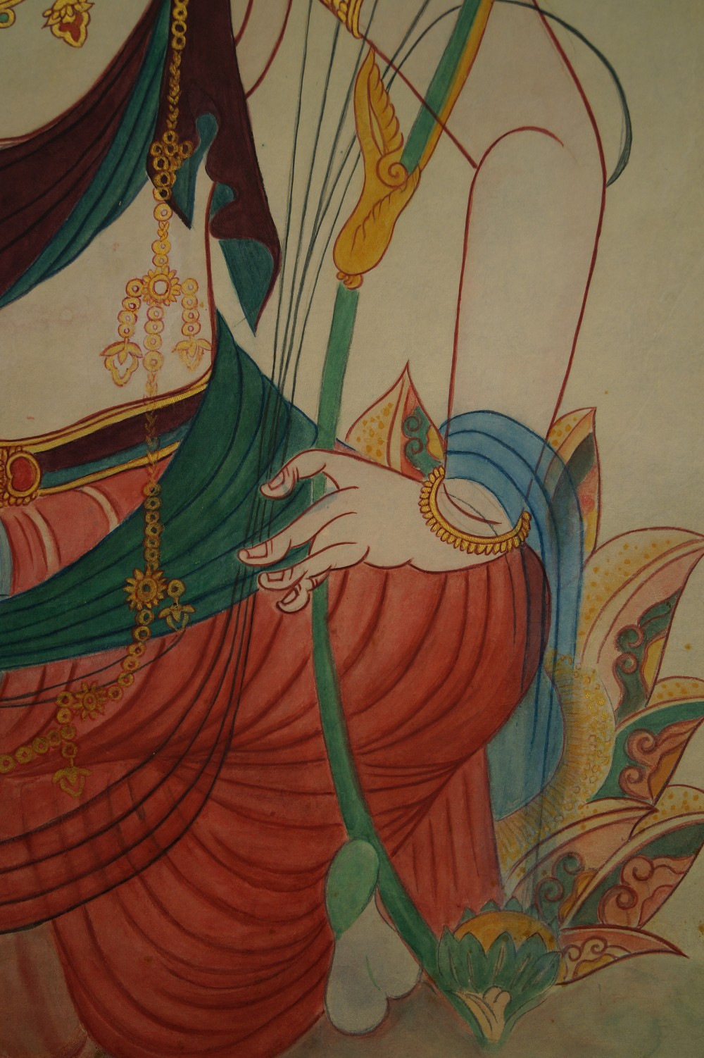 Kannon Bodhisattva Hand mit Lotusstaengel Nahaufnahme
