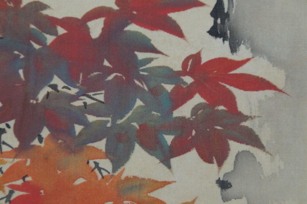 Gros plan des feuilles d'érable rouges et vertes colorées dans le Kakemono Oiseaux dans l'érable automnal