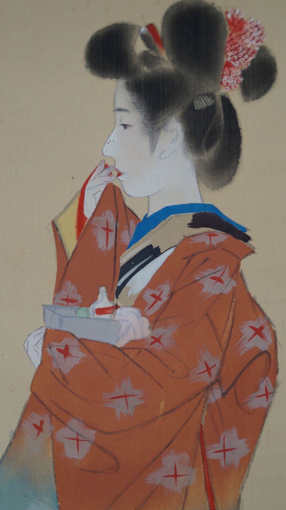 Weitere Nahaufnahme des Gesichts und Oberkoerpers der jungen Frau im Kakemono Schoenheit im Kimono