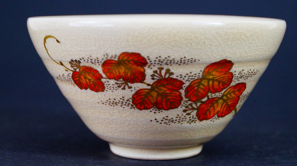 Weitere Seitenansicht der Chawan aus Satsuma-Keramik von Gyokusen Nozaki mit dem Ahornblatt-Motiv
