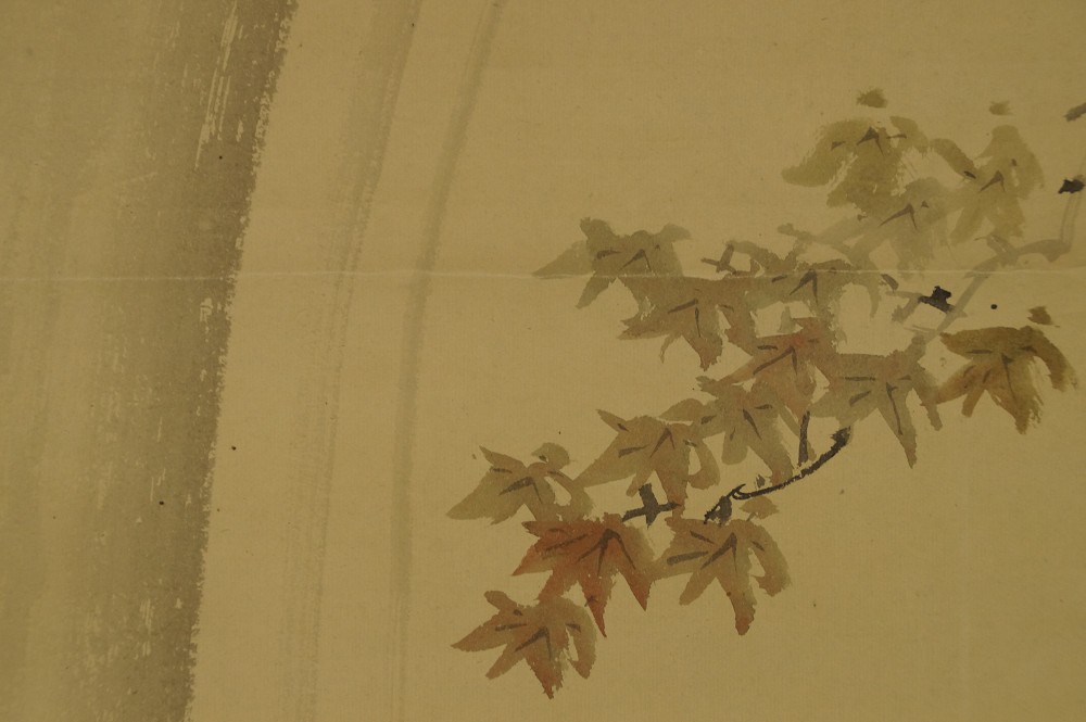 Homme à la cascade par Shodo motif d'érable gros plan