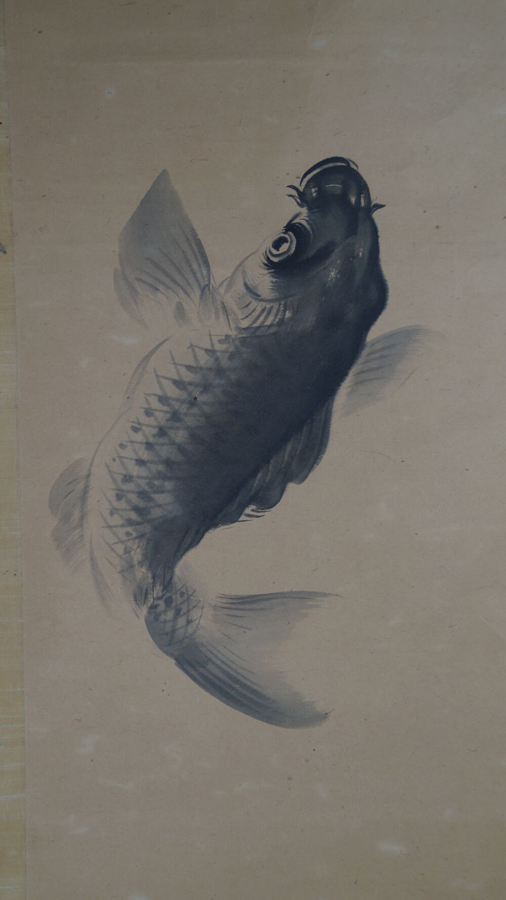 Gesamtmotiv des Kakemono Springender Karpfen mit dem in Tuschelavur gemalten Fisch, ohne Rahmung