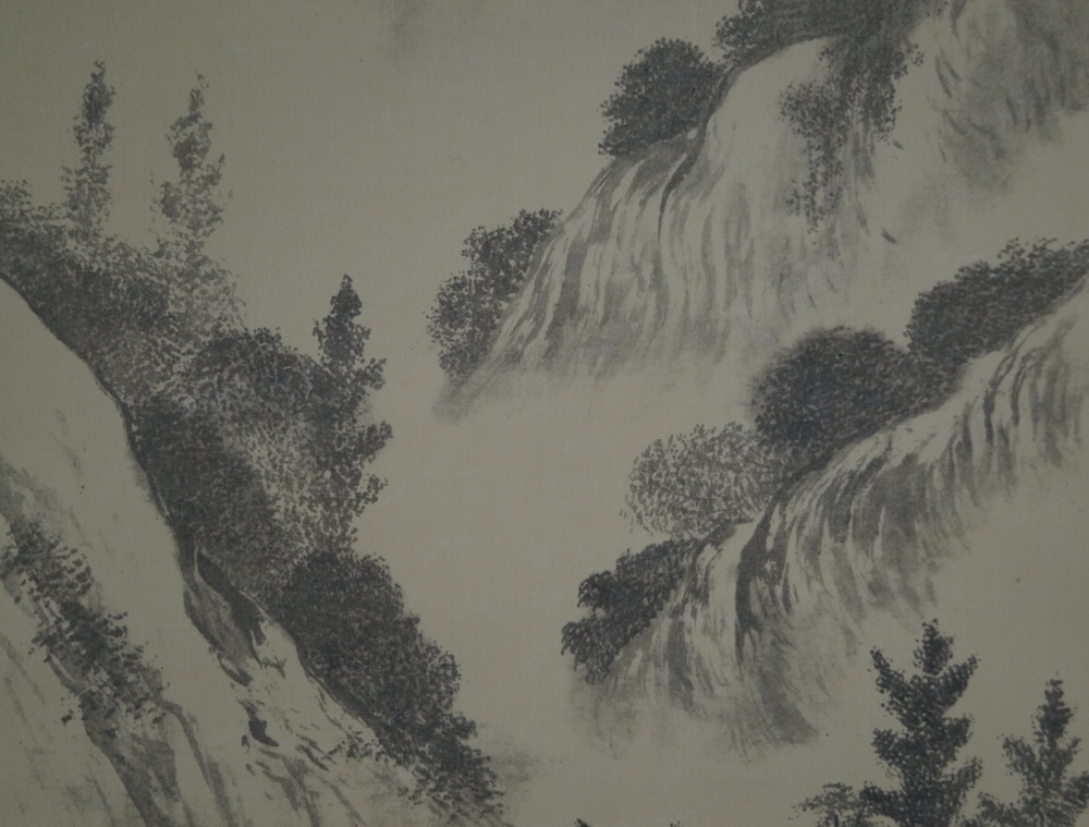 Landschaft mit Wassermuehle und Wasserfaellen Nahaufnahme der schmalen Wasserfaelle zwischen Baeumen Landschaft Nahaufnahme 2