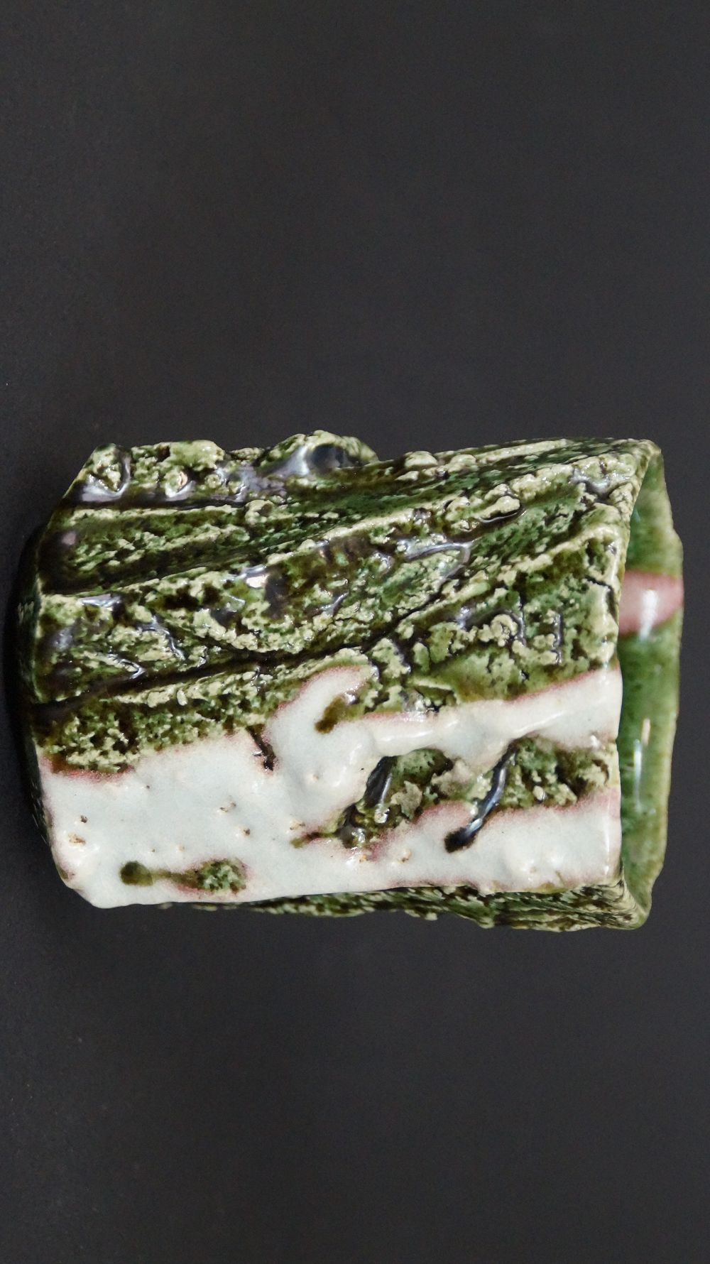 Weitere Ansicht der Yunomi Tee-Schale aus Oribe-Keramik von der Seite