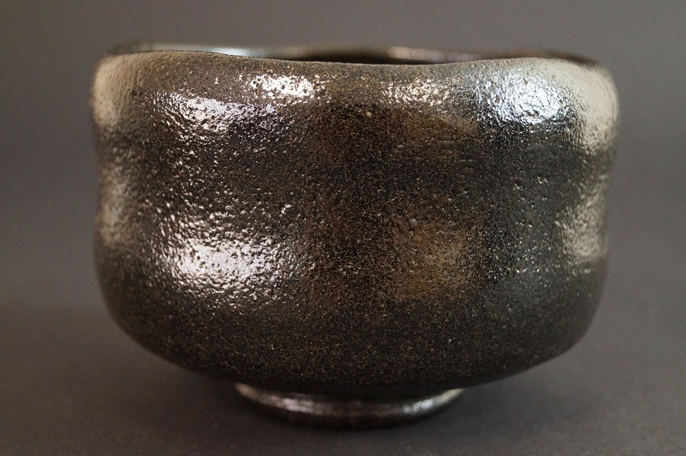 Chawan, ceramika Raku Keizana Ono, widok od tyłu