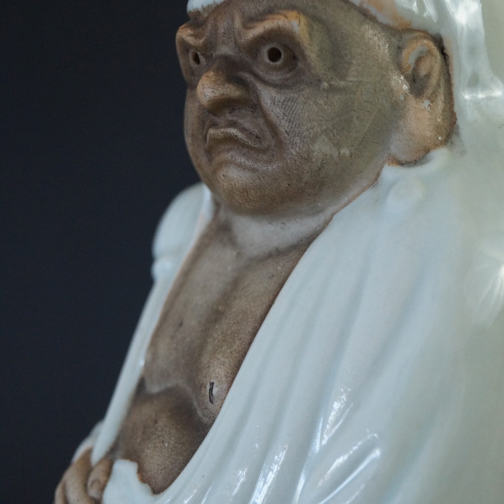Japanische Bodhidharma Daruma Figur aus Kutani Porzellan Motiv Nahaufnahme Vorschau