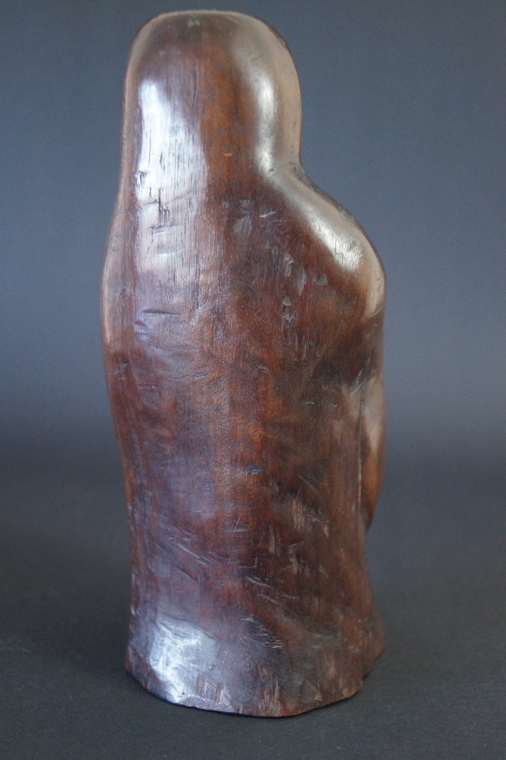 Bodhidharma Daruma statuette en bois dur vue de dos