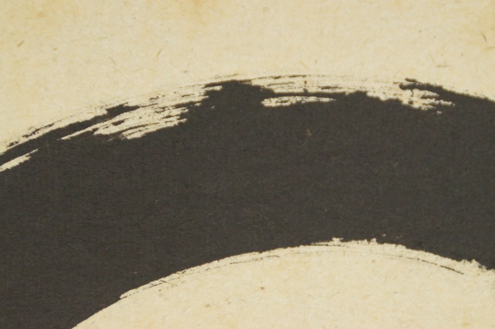 Enso calligraphie zen par Adachi Taido gros plan du geste de pinceau 1