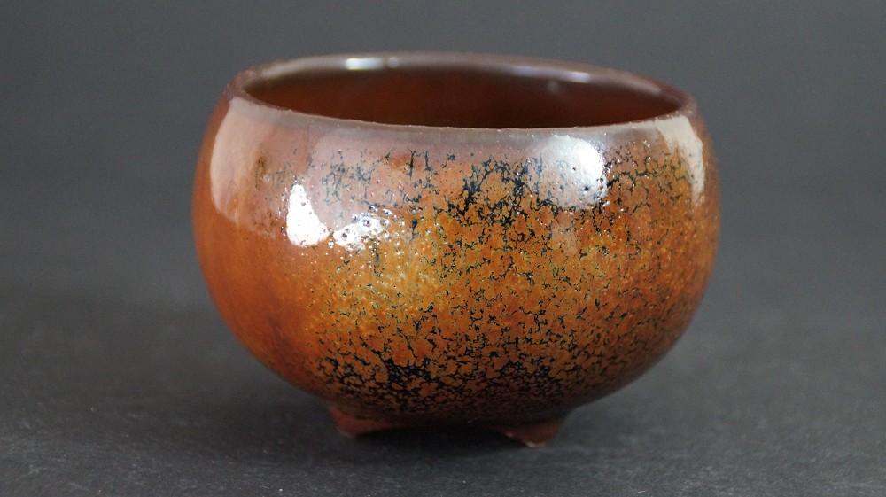 Gesamtansicht des Chawan mit brauner Tenmoku-Glasur und schwarzer Sprenkelung von Kurokawa Seisetsu