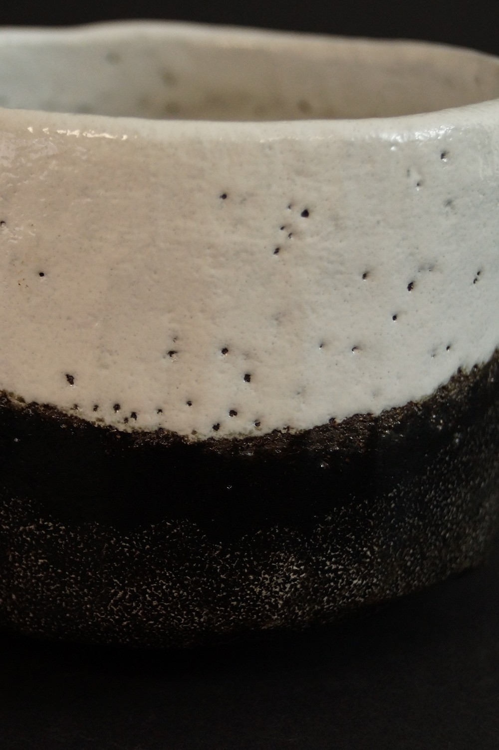 Chawan motif Fuji-San en céramique Raku par Shoraku Sasaki Vue de côté 2