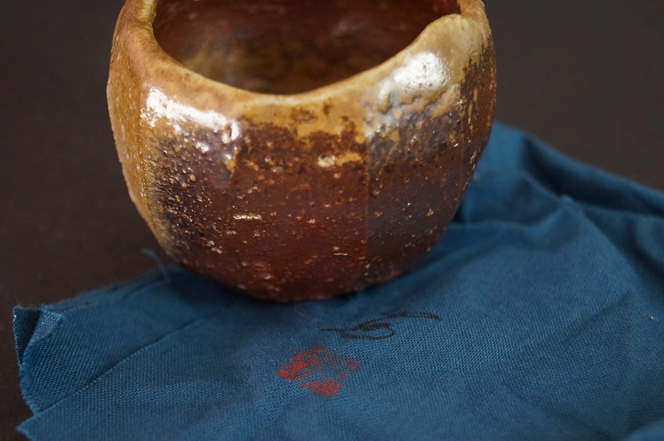 Guinomi de Bizen Atsushi Ota primer plano del esmalte 1