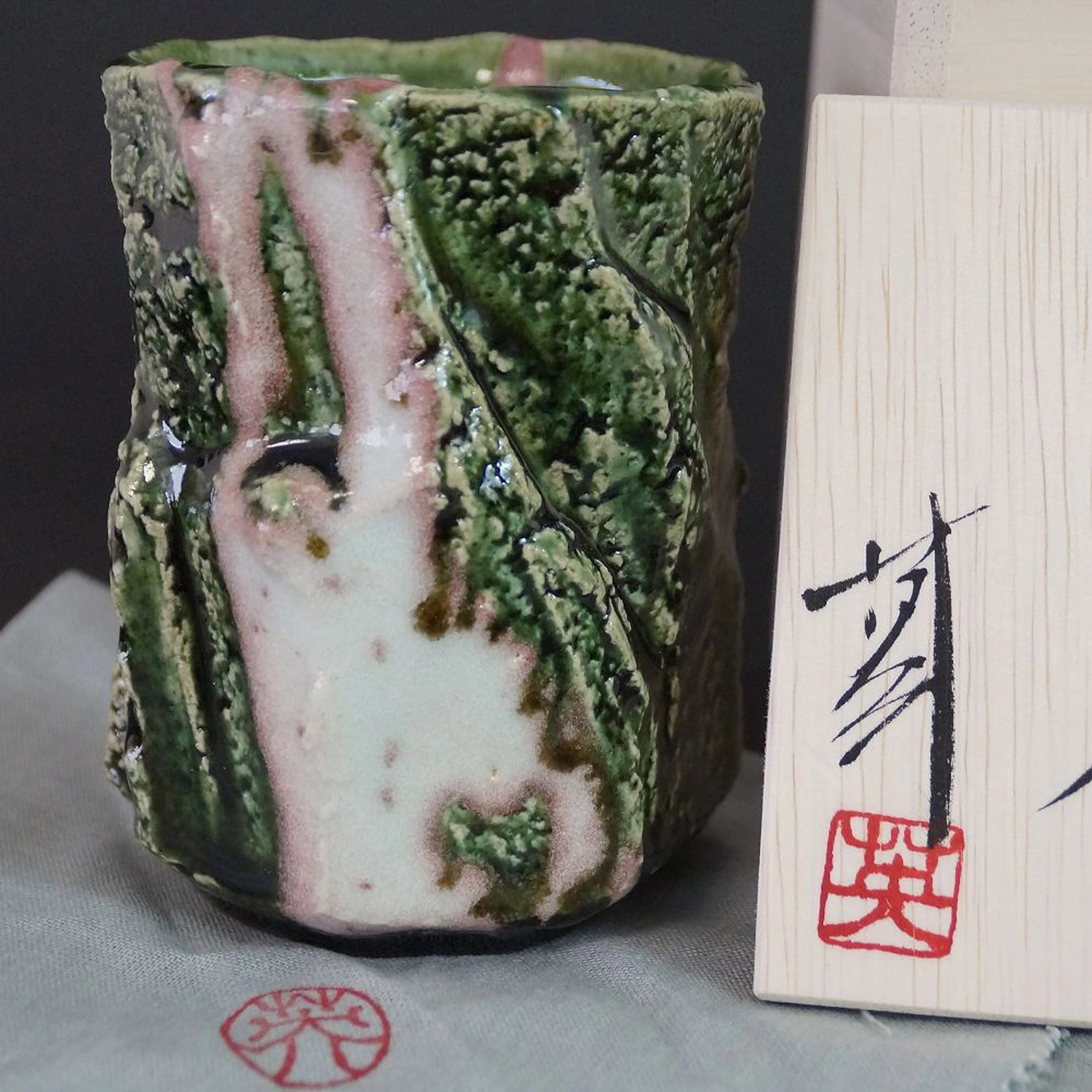 Yunomi bol à thé en céramique Oribe par Kōchi Hidetoshi, vue d'ensemble avec glaçure motif vert-rose-blanc