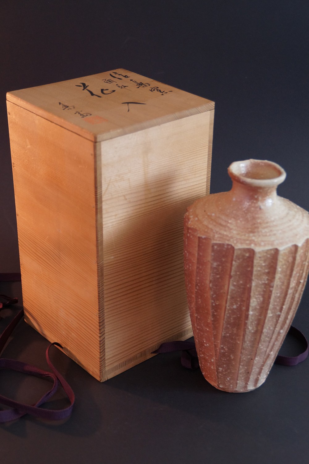 Shigaraki Vase von Takahashi Rakusai Frontalansicht mit Aufbewahrungsbox