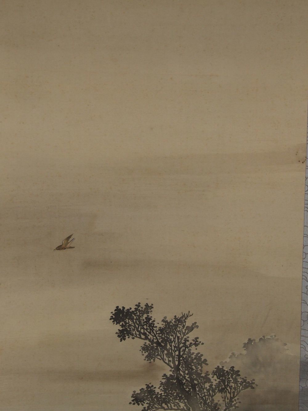 Detailansicht von Vogel und Baumsilhouette im Nebel im Kakemono Vollmond ueber nebeliger Landschaft