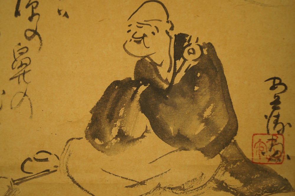 Alter Zen-Moench unter Kirschblueten Bodhidharma-Motiv Nahaufnahme