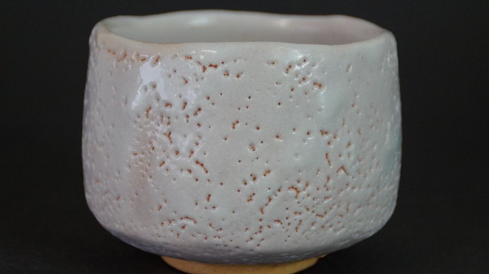 Weitere Ansicht der Chawan aus Shino-Keramik mit zart rosafarbener Glasur
