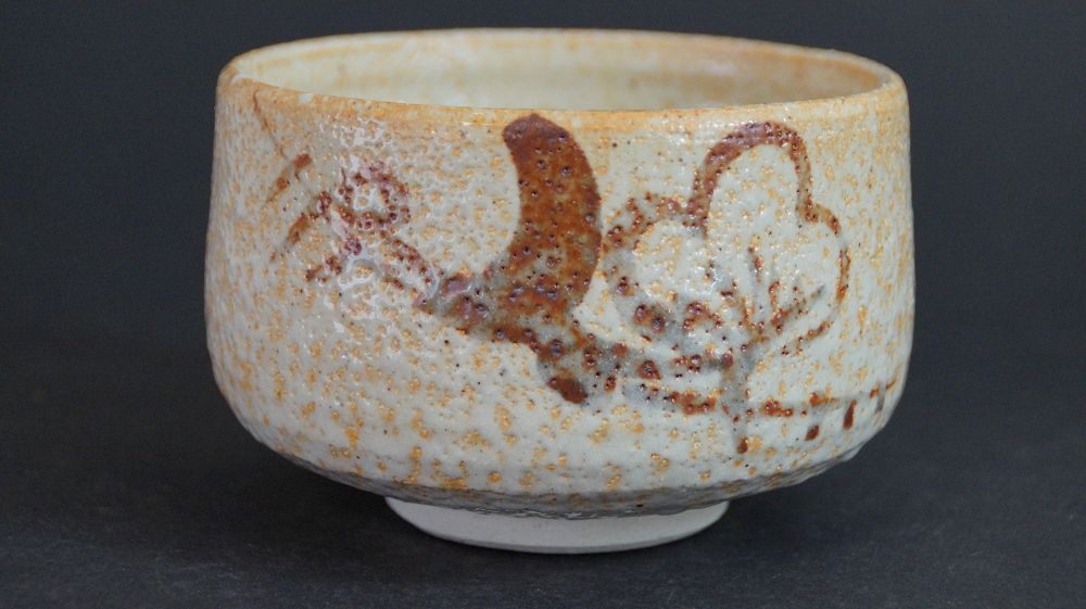 Weitere Ansicht der Chawan aus Shino-Keramik mit rostrotem Pinselmotiv