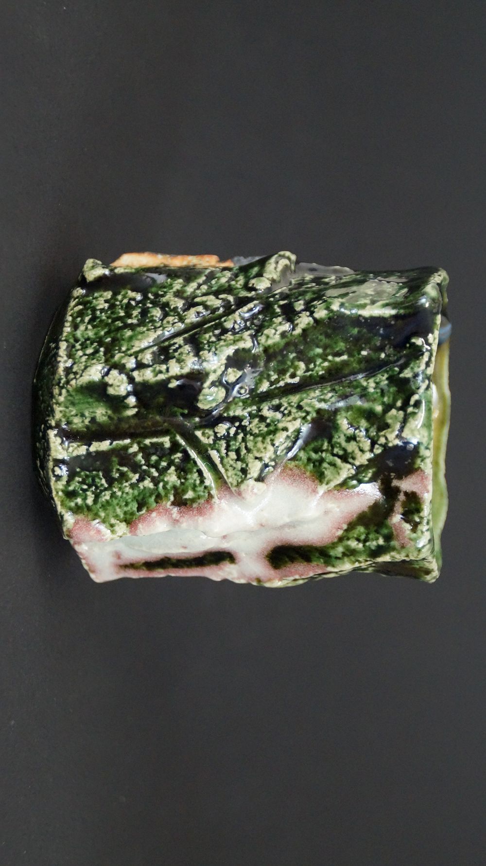 Weitere Ansicht der Yunomi Tee-Schale aus Oribe-Keramik von der Seite