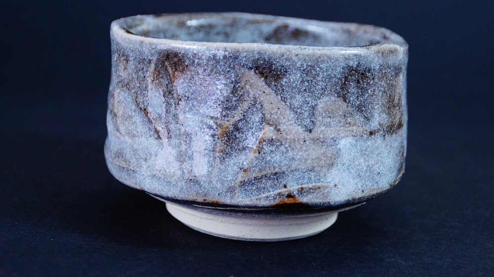 Weitere Seitenansicht der Chawan aus Shino-Keramik von Kazufumi Wada mit eingeritztem Pflanzenmotiv