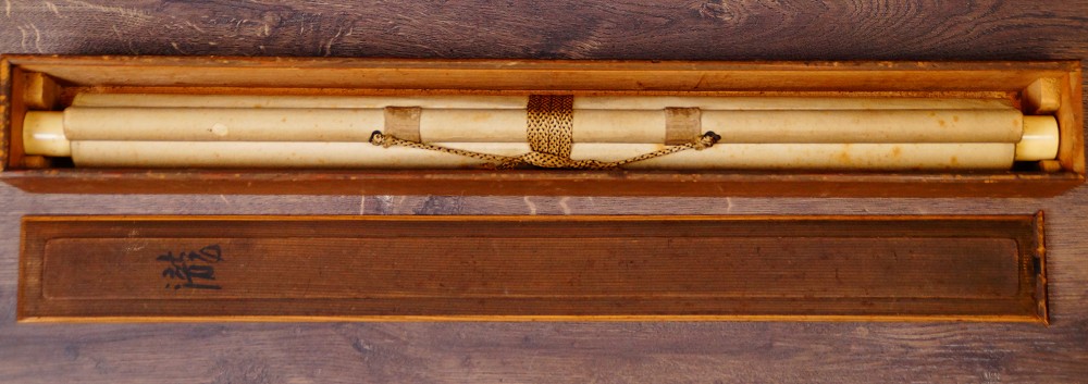Zusammengerolltes Kakemono Wasserfall im Gebirge von Nakagawa Wado in der geoeffneten Aufbewahrungsbox
