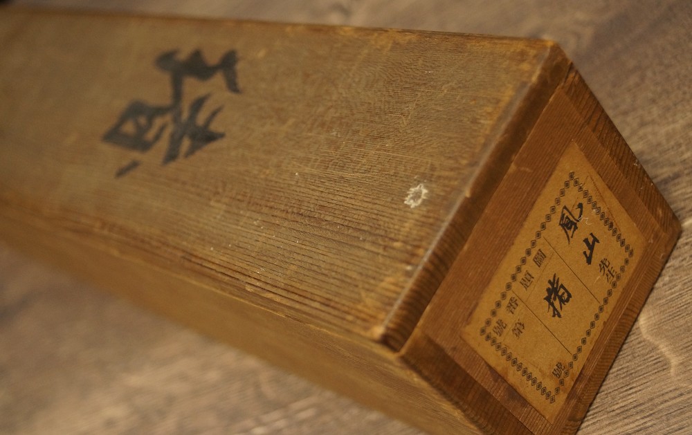 Holzbox mit Tuschebeschriftung und Etikett Aufbewahrungsbox Nahaufnahme