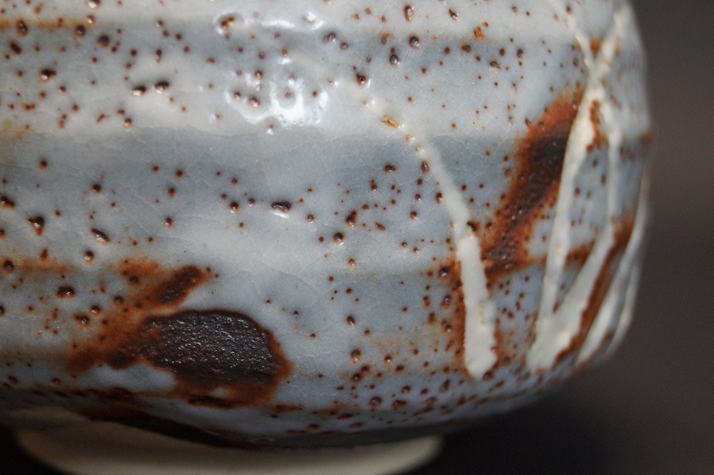 Tea bowl Chawan Shino by Shuichi Sawada Motif Close-Up 1