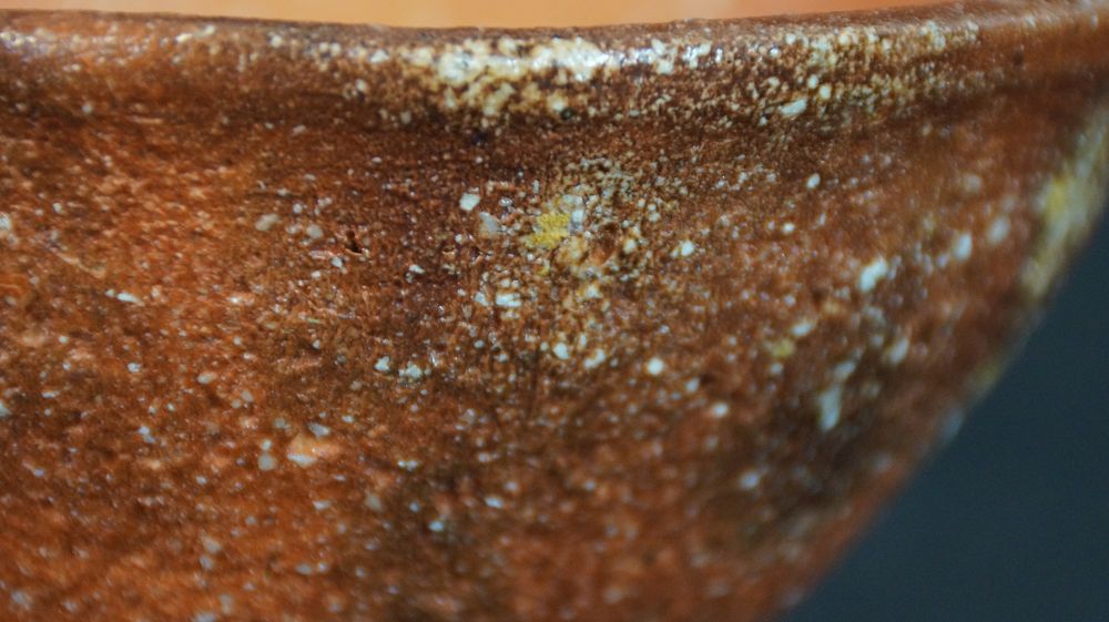 Primer plano del borde con inclusiones de feldespato y manchas de ceniza del chawan de cerámica de Shigaraki