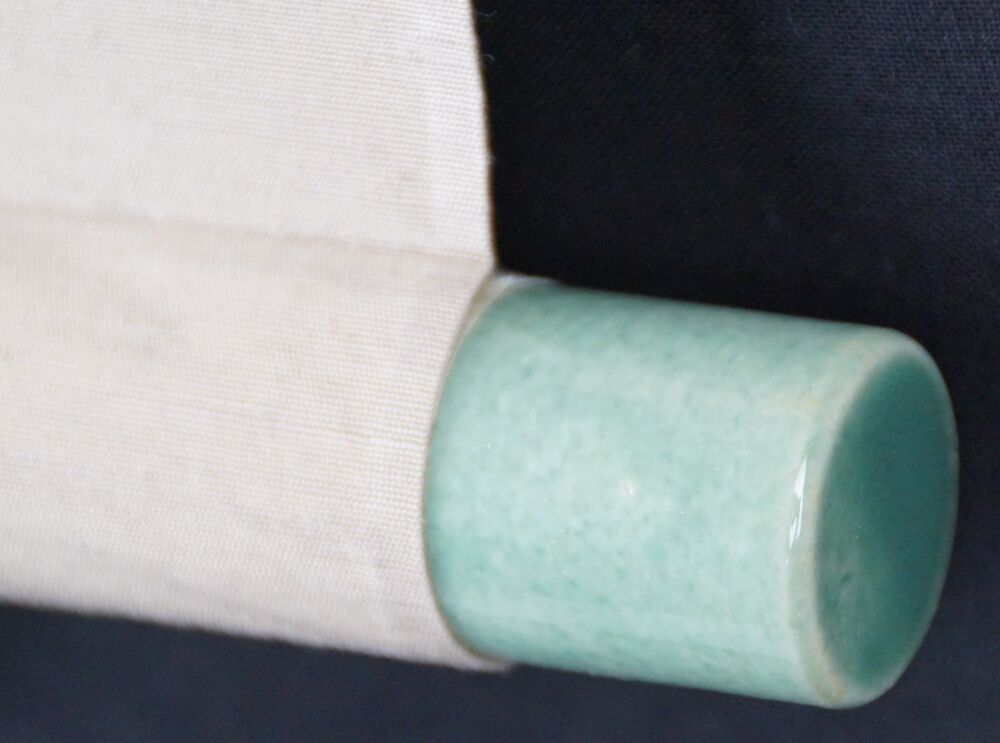 Detailansicht des Rollenendes mit gruenem Jadeknauf und cremefarbener Seide des Kakemono Singvogel am bluehenden Pflaumenbaum
