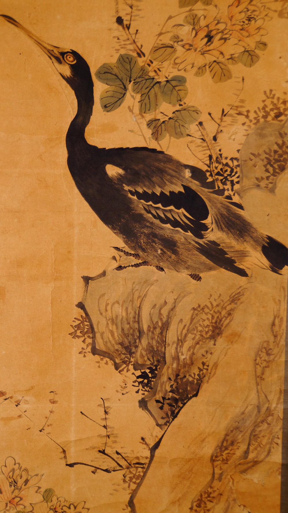 Nahaufnahme des auf dem Fels stehenden Reihers mit Chrysanthemenzweig im Kakemono Reiher auf Fels mit Chrysanthemen von Yamamoto Baiitsu