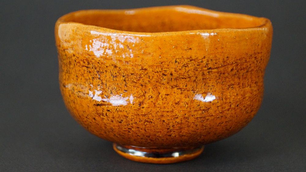 Weitere Ansicht der Chawan Teeschale aus Ohi-Keramik von der Seite