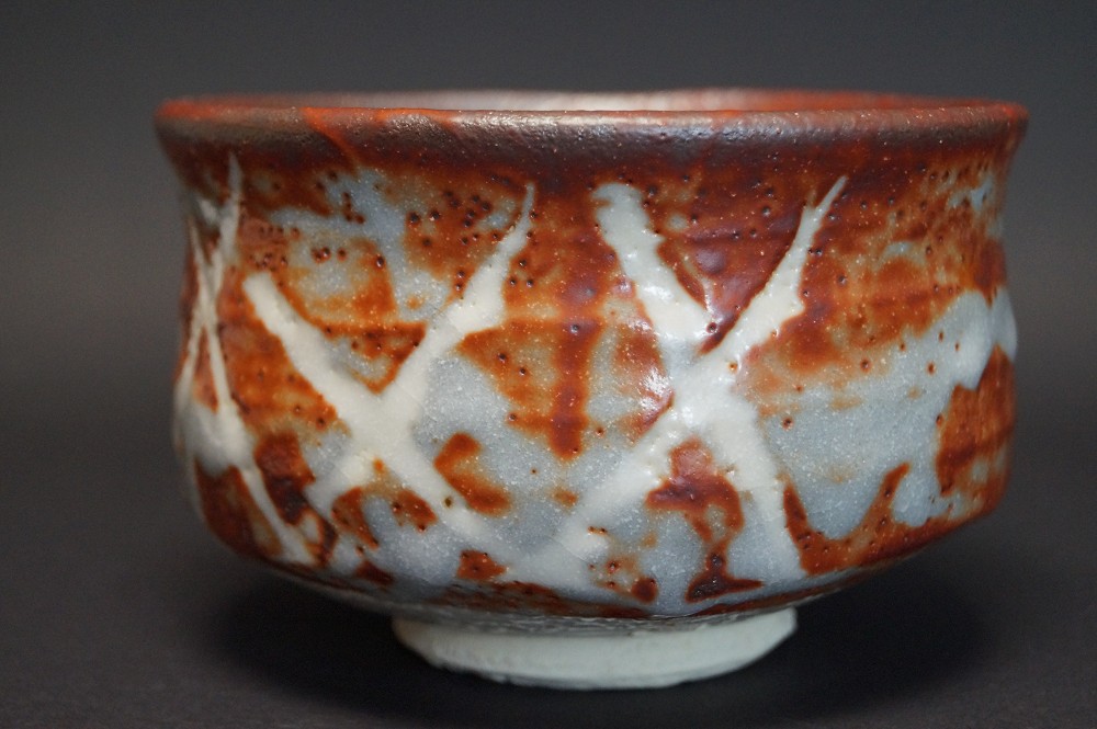 Chawan in ceramica Shino Kizan Mizuno vista posteriore