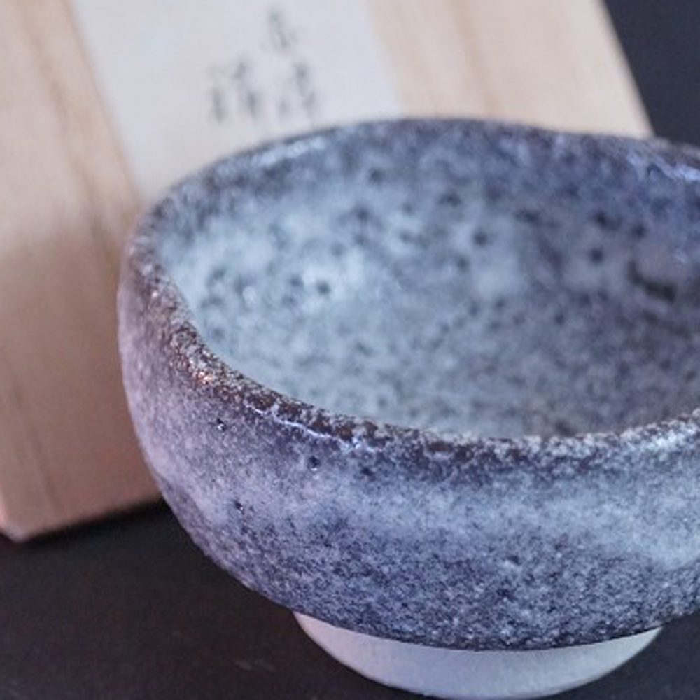 Vorschau-Nahaufnahme der Shino Sake Schale mit Aufbewahrungsbox im Hintergrund