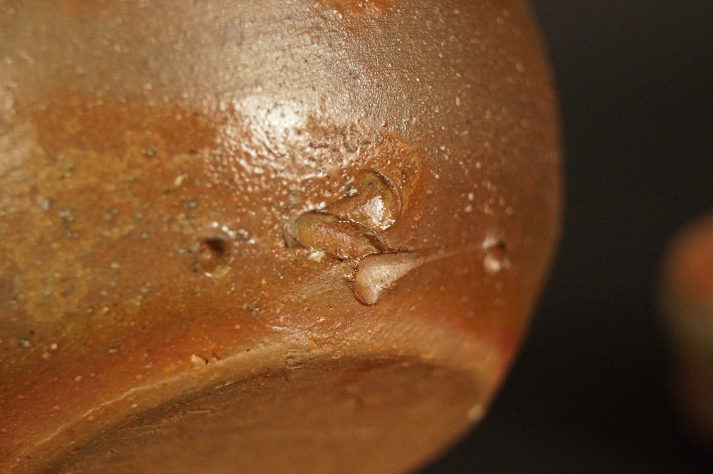 Bizen Tokkuri-Set mit 2 Guinomi Tokkuri Motiv Nahaufnahme
