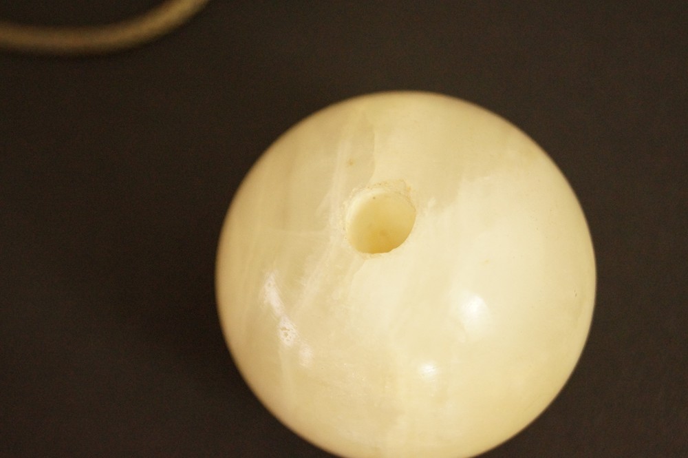 Sfera di pietra chiara con foro in primo piano primo piano pietra 2