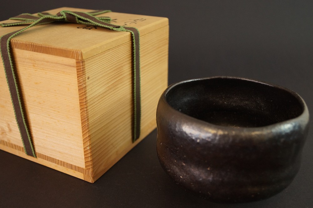 Chawan en céramique Raku par Shoraku Heian vue de face avec boîte de rangement