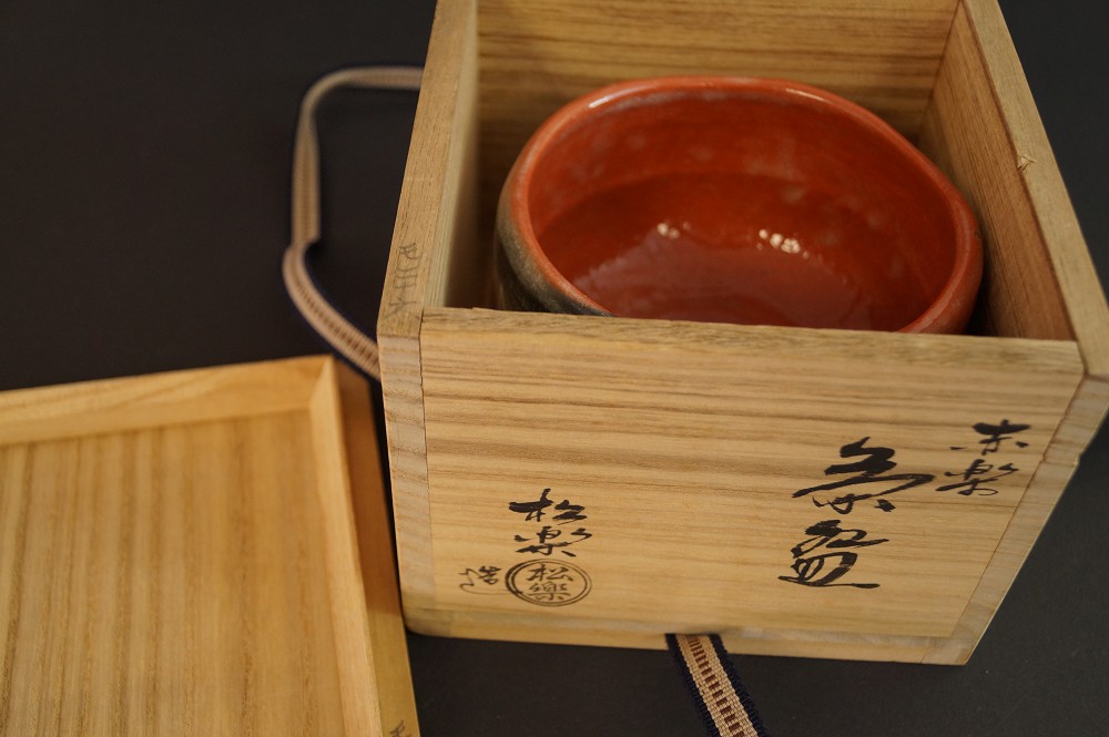 Chawan in geoeffneter Aufbewahrungsbox