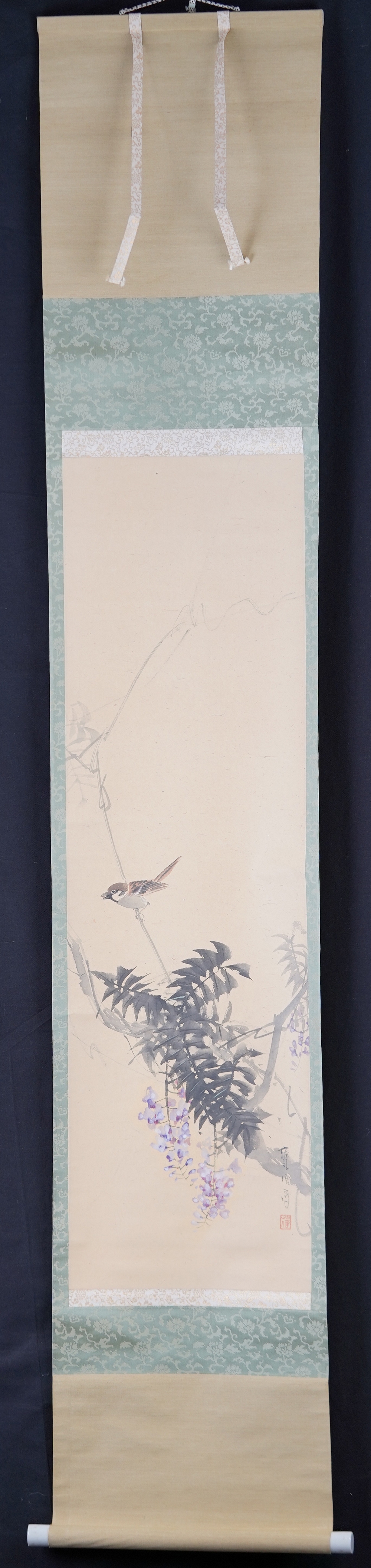 Kakemono Sperling an Glyzinie von Nakahara Yoto in voller gerahmter Ansicht