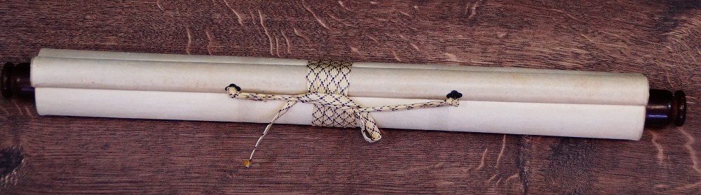 Zusammengerolltes Kakemono mit Drachenmotiv der Kano-Schule, verschnuert mit Kordel