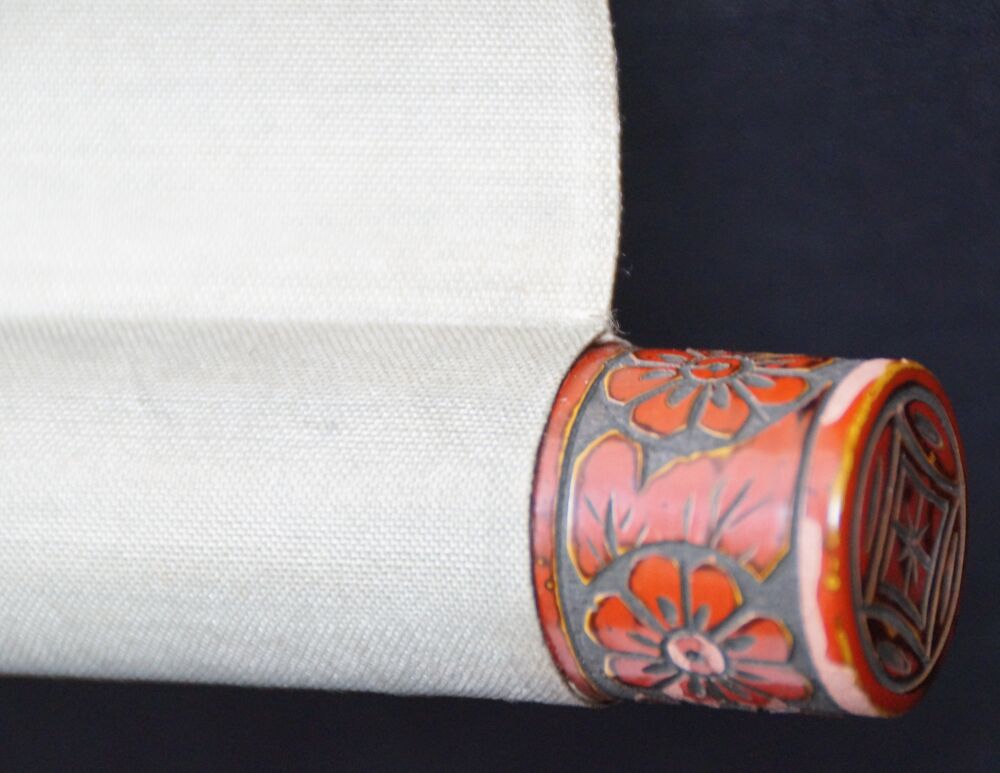 Detailansicht des lackierten Rollenendes mit Blumenmuster des Kakemono Singvogel auf bluehendem Kamelienast